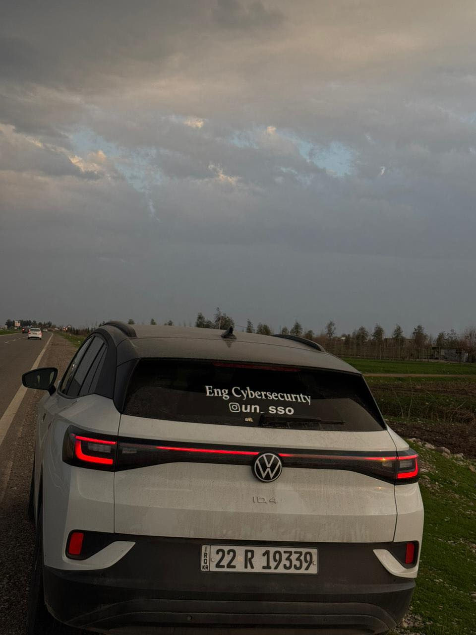 volkswagen İD4 Pro

📌 الموديل: 2023
📌 الممشى: 70,000 كم
📌 بدون بانوراما

⸻

🔋 المواصفات الميكانيكية:
 • محرك كهربائي بالكامل
 • دفع خلفي (RWD)
 • بطارية الحجم الأكبر (82 kWh)
 • مدى قيادة يصل إلى 500 كم بالشحنة الواحدة (حسب الاستخدام)
 • شحن سريع DC
 • شحن منزلي AC
 • نظام استرجاع الطاقة (Regen Braking)
 • أوضاع قيادة متعددة

⸻

🤖 أنظمة القيادة والمساعدة:
 • قيادة ذاتية
 • مثبت سرعة ذكي (Adaptive Cruise Control)
 • نظام الحفاظ على المسار (Lane Assist)
 • تحذير من التصادم الأمامي
 • فرملة طوارئ أوتوماتيكية
 • مراقبة النقطة العمياء
 • اصطفاف ذاتي (Park Assist)
 • حساسات أمامية وخلفية
 • كامرة خلفية

⸻

🖥️ التكنولوجيا والداخلية:
 • شاشة وسطية كبيرة تعمل باللمس
 • عدادات ديجيتال كاملة
 • نظام ملاحة
 • Apple CarPlay & Android Auto
 • بلوتوث + USB-C
 • إنارة داخلية محيطية متعددة الألوان
 • مكيف أوتوماتيك ذكي (Climatronic)
 • تشغيل ودخول بصمة (Keyless Entry)
 • مرايا كهرباء

⸻

🪑 المواصفات الخارجية:
 • جنوط وكالة
 • إضاءة LED أمامية وخلفية
 • إشارات بالمرايا

⸻

📌 الملاحظات:
 • صبغ قطعة وحدة فقط (جاملغ سائق)+ قطعتين كلير امريكا 

 • سيارة نظيفة جداً واستعمال شخصي

💰 السعر: 180
📲 ***********
