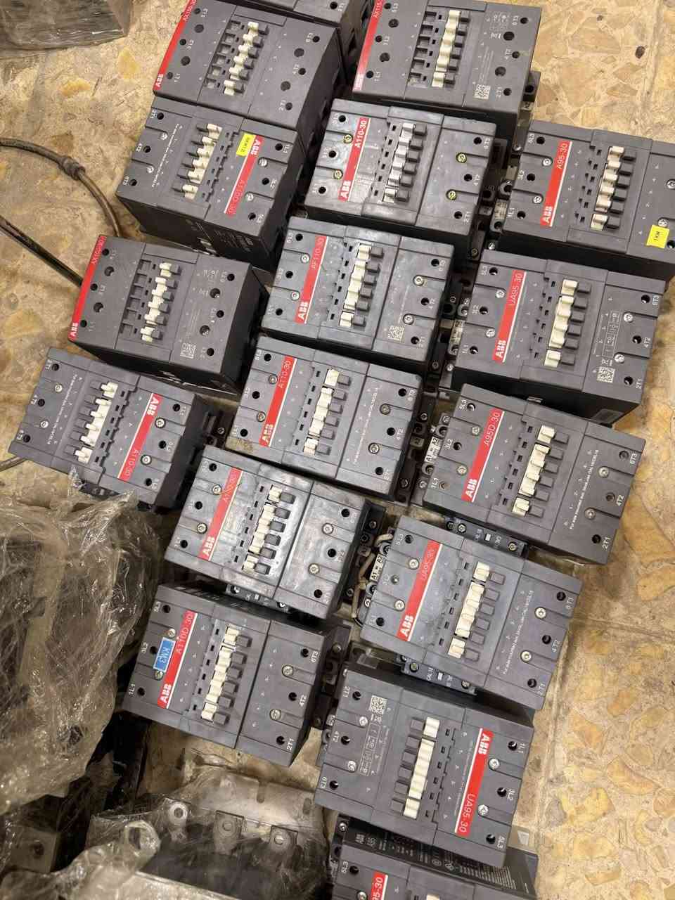 السلام عليكم يتوفر كونتكتر ABB  اصلي باله 145A/160 A  أتواصل ع رقم واتساب ‭٠٧٧٧ ٠٣٥ ٢٢٨٩‬
