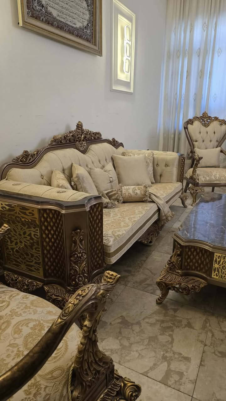 تخم ملكي دزاين ايطالي حديث 10مقاعد طبله وسطيه أخو الجديد مكان الطالبيه للتواصل واتساب فقط ***********
