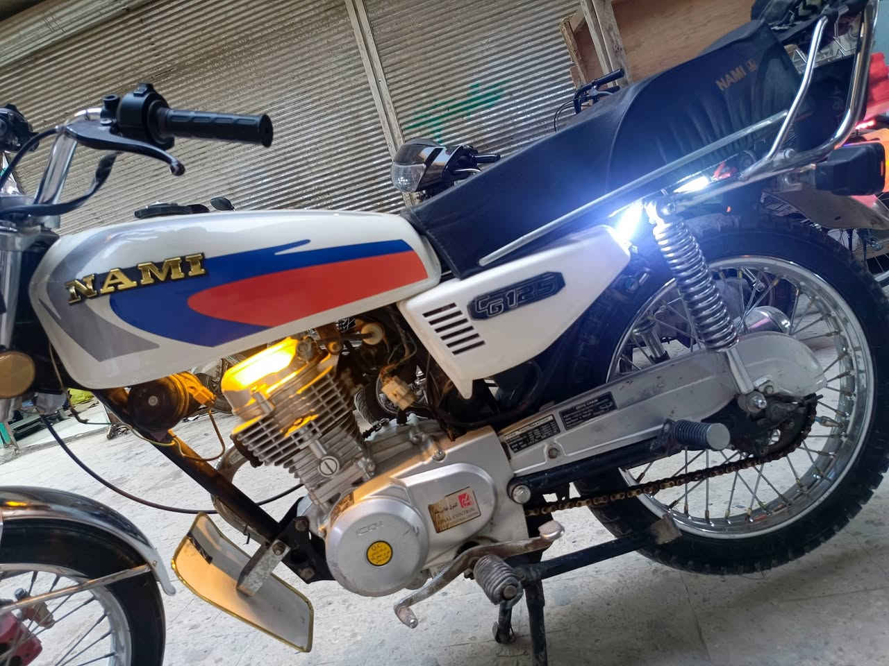 دراجه اصولي وكيل العارضي خان المخضر 
موديل 2023 والتعمير25 المحرك مامفتوح 
دراجه خير من الله وهاي النضافه كدامكم لا تنقص ولا ذب دهن *********** واتساب وفيس فقط 
سعر 900 وبيها مجال للشرايه يدلل
