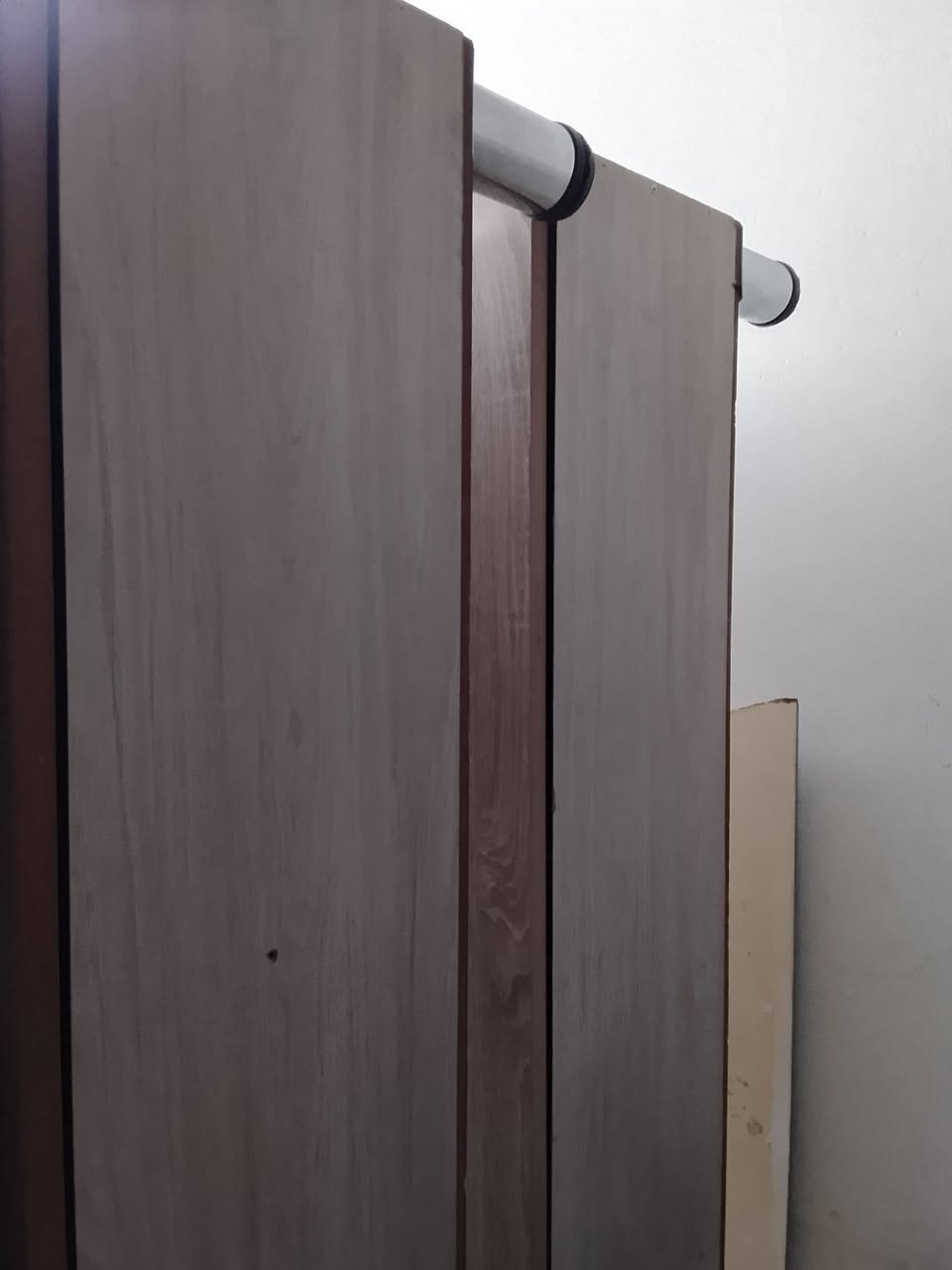 موجود تختين نفر واحد خشب حيل نظيف وقوي ومخزن البسة واغراض  اسعار مقبولة يوجد توصيل ***********
