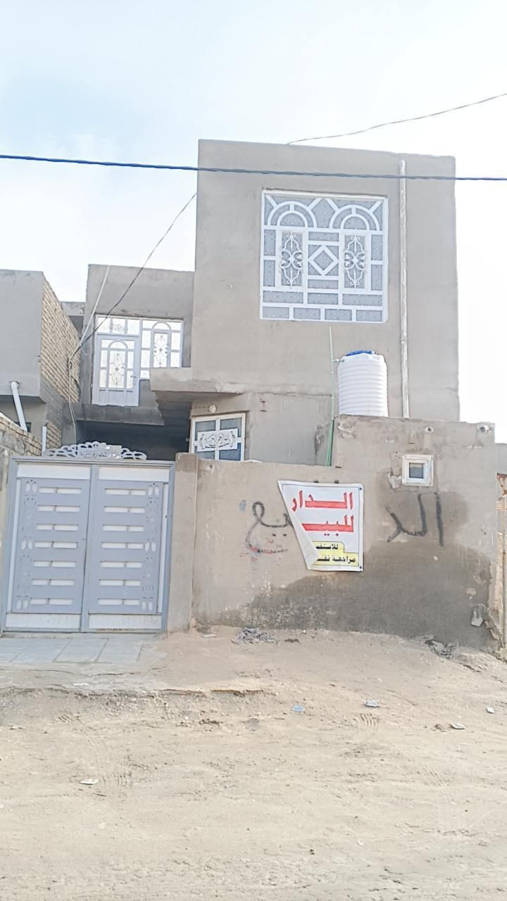 دار طابو صرف للبيع الحيره حي الحسين السبعميات قرب الحولي المساحه ١٢٥م  طابقين  الاساس حجر والجدران بلوك والسقف شيلمان  والارضي  يحتوي ع غرفه وصاله ومطبخ واستقبال وصحيات والعلوي يحتوي ع غرفه ودرج وتشاريف مكتب المجره للعقار في الحيره والمناذره للاتصال ***********
