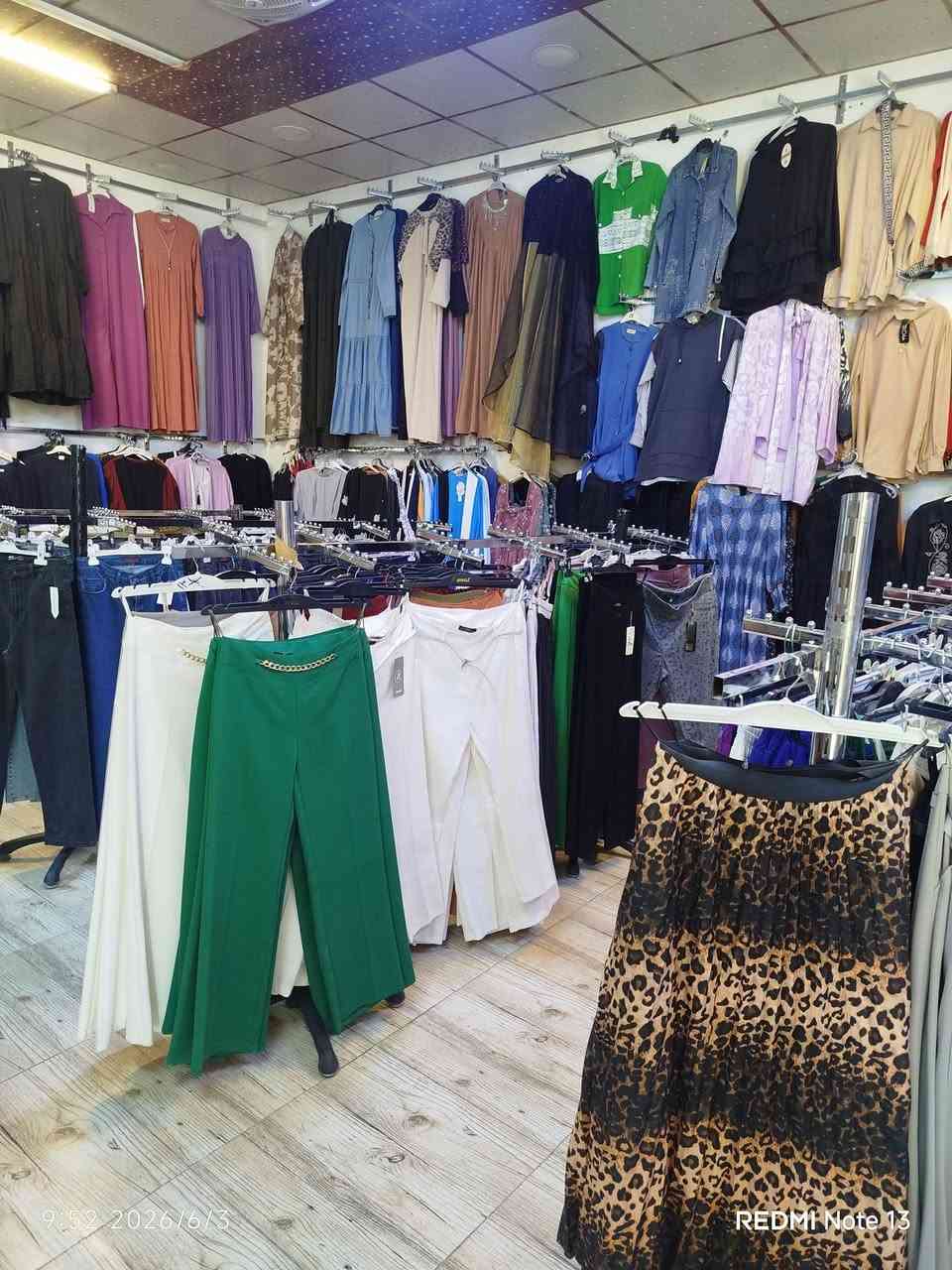 السلام عليكم 
قوط نسائيه ماركة كوين 
بضاعة مجمع كال للبيع تحتوي على 
بناطير كيلوت وبوي قماش وجينز تركي 
قمصان تركي 
فساتين وثياب نسائي وكباري 
سوتات نسائي واطفال 
تنورات مختلفه الموديلات 
بشتات 
ملابس اطفال 
تراكات نسائي واطفال 
دشاديش مصري واصيني وتركي 
ملابس داخليه وسيتات نوم 
جنط نسائيه حجم صغير 
بناطير اطفال ولادي وبناتي
شالات وربطات 
مواد تجميل وعطور ومعطرات


**إذا كنت صاحب هذا الإعلان وتريد حذفه لأي سبب، رجاءا أرسل رسالة إلى الدعم الفني**