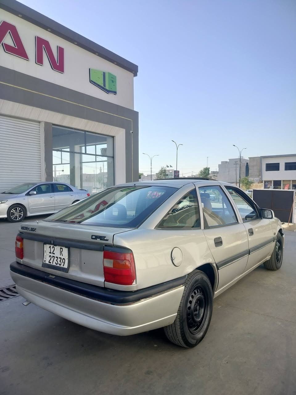 للبيع او مراوس
سعر 45$ 
اوبل فكترا موديل 1992 
محرك 4 سلندر حجم 20 دوش المرغوب
كير أوتوماتيك شرط المحرك والكير  
رقم نينوى دولي رقم وهزة وسنويه جديد پأسمي شرط التحويل 
كاربون بانزين بيها ⛽ ⛽ 
🚫 بيها صبغ دوائر ودوسات ووبابين توحيد لون بدون دواخل بشرط 
مواصفات فول توماتيك
سلايت 
كير أوتوماتيك 
جامات كهرب
سياره جديده وجاهزة من كلشي شرط دينار ما تصرف عليها 
موصل الايسر 
***********
***********
ملاحظة الرقم الاسيا بيه واتساب 🟩
