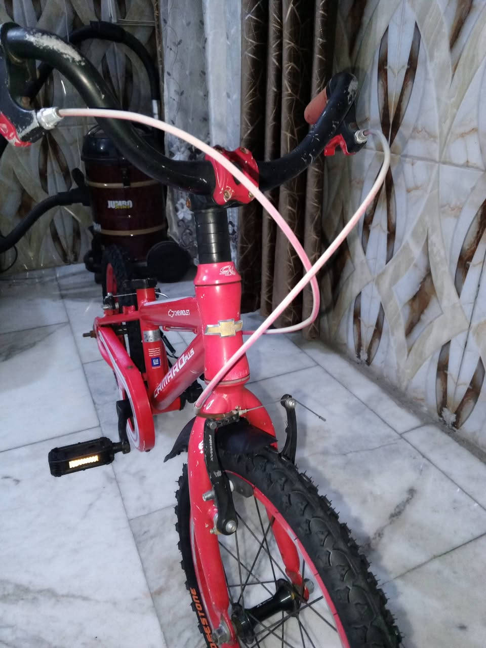 السلام عليكم 
بايسكل اطفال امريكي للبيع كسر حاوية سعر 70 الف مواصفات البايسكل:-
1- لون احمر ♥️.
2- شركة شوفرليت 🛻 + حجم البايسكل 16.
3- نوع المعدن المنيوم.
4- بريك امامي+ خلفي شغال 💯.
5- زوج تايرات + بايدرات جدد ، 🛑 ملاحضة الكشن موجود.
    🛑 مكاني 📍 بغداد الشعب شارع الصحة قرب سوق صبح 🛑 يتوفر خدمة توصيل بغداد فقط 🛑، رقمي للستفسار 🫴🏻 ***********
