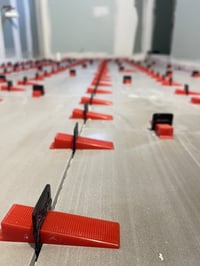 سر الأرضية التي تبدو كقطعة رخام واحدة! ✨ الفرق بين التركيب العادي والت...