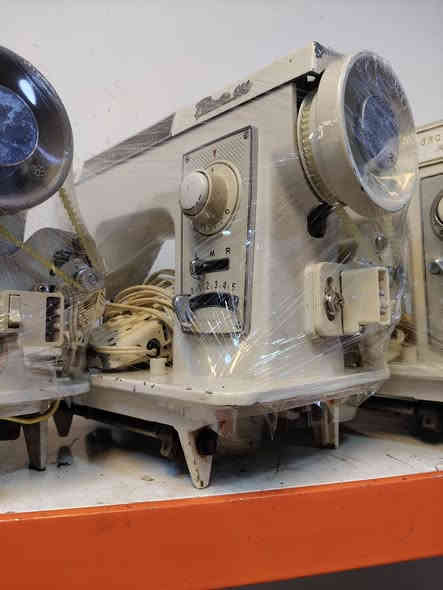 السلام عليكم تتوفر لدينا مكائن خياطة صناعي منزلي ياباني  صيني هندي مع الاوفرات اختار الصوره وانطيك السعر
العنوان العلكاية الشارع الاول قرب افران المرتضى احمد الخياط *********** اتصال + واتس اب يوجد خدمه توصيل
