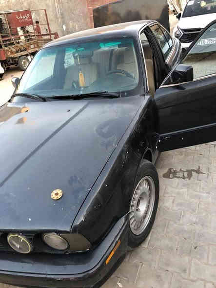 سلام عليكم اخوان 
بي ام دبليو 525 موديل 1989 اسود فاتح مكينة 6 مسكر كير عادي رقم بغداد عنواني بغداد شعلة السيارة بيها نقوصات بسيطة مثل تك دبل امامي ايسر واكف درام شفت تعبان وعدسه مال كلوب الامامي مكسورة يعني بختصار يرادلها ترتيبات ع كد ورقة تكعد تمام عارضها 38 وبيها مجال ع كد الجية السيارة 3تايرات جدد شادلها السيارة لا تبخير ولا تنقيص يعني متحك راسك والسوك كلشي بي اذا متقرء المنشور كامل لاتخابرني مامتواجد ع فيس قليل جداً 
هاتف ***********
