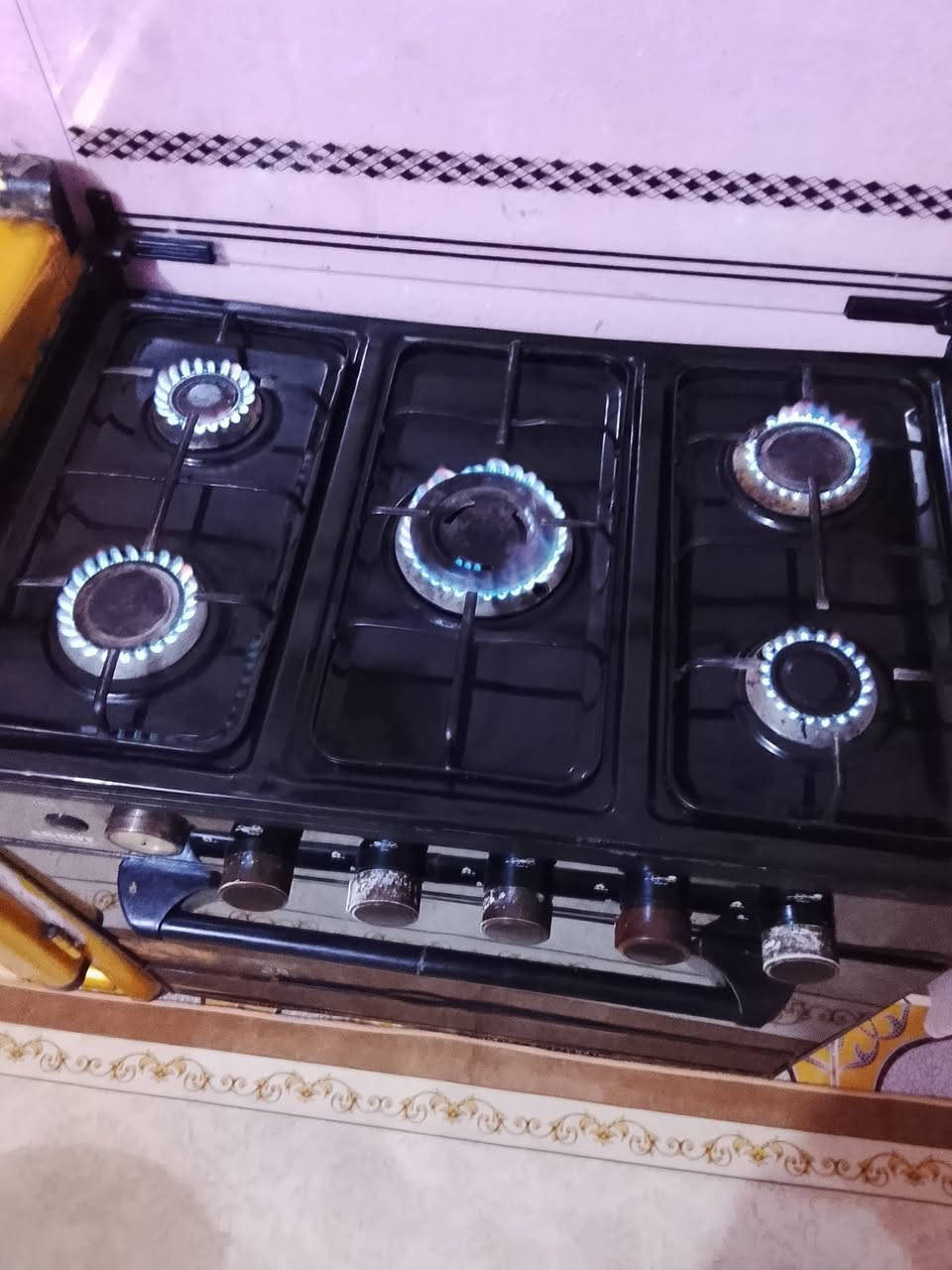 غراض بيت للبيع ثلاجه وطباخ غاز 5 عيون وطباخ كهربائي جديد استخدام شهر وتنور غاز ومقطورة نص طن جديده استخدام شهر وسنك هوة والكوانتر ماله وماطور ماي الاصلي الشراي يجي خاص***********
