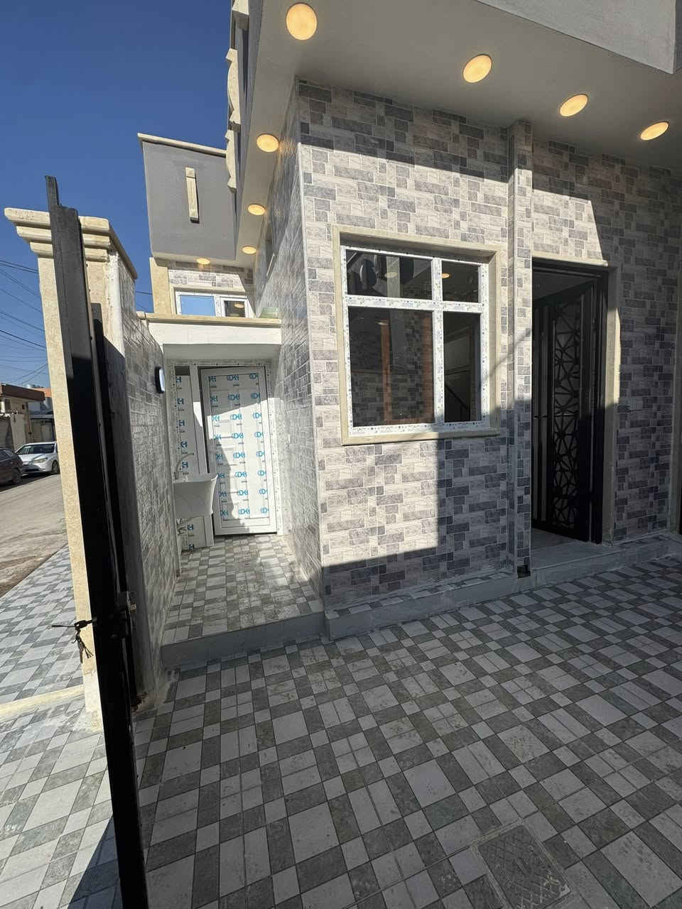 دار للايجار المساحة 100 م طابق ونصف مربع
الموقع يارمجة الشرقية خلف بانزيخانة قصر السلطان 

الدار بناء حديث زيرو مامسكون 

يحتوي على 3 غرف نوم وهول ومطبخ واستقبال وصحيات 

خدمات كامل ماء وكهرباء وتبليط 

البيت سيراميك وبورسلين وسقوف ثانوي وابواب بلاستك فول مواصفات 

             (((سعر بدل الايجار 300 قفل )))

استفسار مراسلة الصفحة او اتصال 

*********** هاشم
*********** مهند
