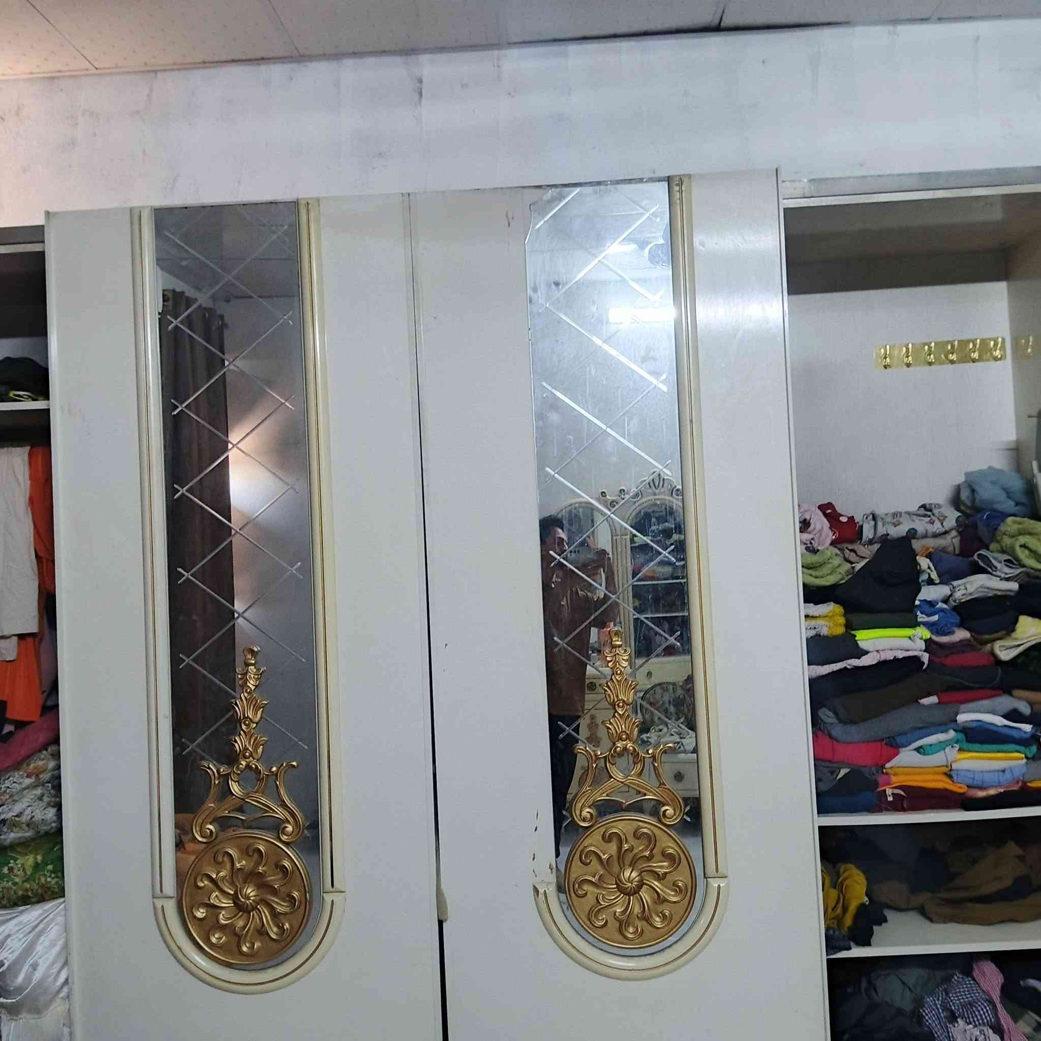 غرفه تركيا بيبان سلايت كامله الغرفه نقص بس جربايه حديد مخليها بلباب ونباكت . والتاج مو والبيبان يرادلهن سجه فقط وتترتب . الكنتور كلش نضيف .. وهاي كدام عيونگم شوفوها سعرها ١٥٠ الف بيها مجال للشراي وليريد يستفسر اگثر يتواصل واتساب *********** 
مكاني بغداد بالمدينه الحميديه
