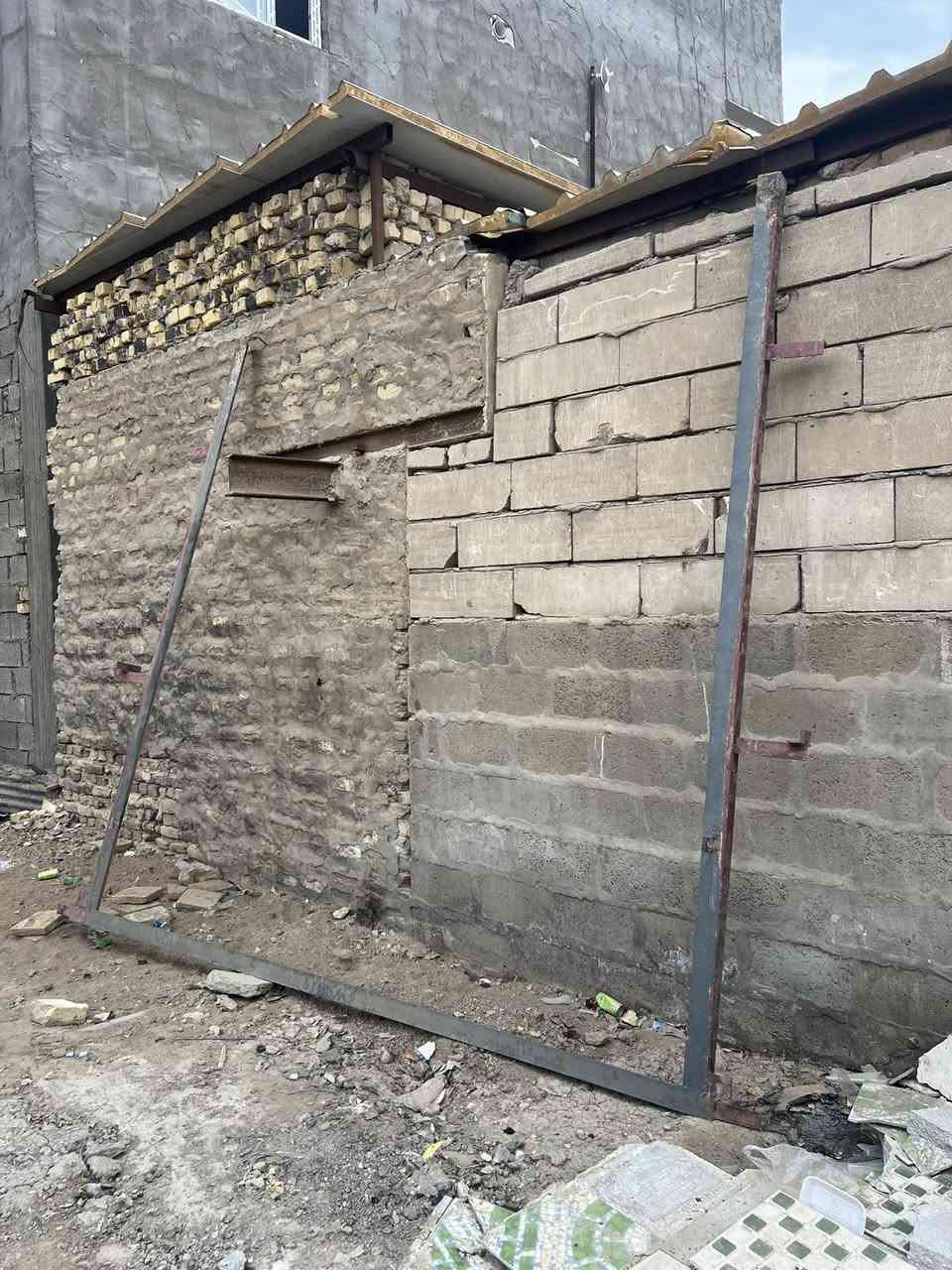 باب حديد دفترية كاملة وجاهزه طولها 3 امتار 
وعاليه تقريباً ارتفاعها هم 3 لو اقل 
بابل الحله 
***********
