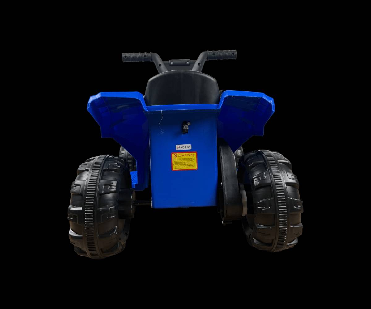 مركبة أطفال كهربائية رباعية الدفع

الاستخدامات

مناسبة للأطفال للّعب داخل المنزل أو في الحدائق والساحات الخارجية.

تساعد على تطوير مهارات التوازن والتوجيه لدى الطفل.

مثالية كهدية مميزة للأطفال بين 3 – 5 سنوات.

يمكن استخدامها للركوب اليومي، الرحلات العائلية أو جلسات اللعب الجماعي.

المميزات

محرك كهربائي قوي يمنح الطفل قيادة سلسة.

بطارية قابلة للشحن (حسب الصور: بطارية داخلية مع شاحن خارجي).

مفتاح تشغيل + مفتاح أماميخلفي للتحكم بالاتجاه.

مؤثرات صوتية وموسيقى مدمجة لزيادة متعة الطفل.

تصميم رياضي يشبه سيارات الـATV رباعية الدفع.

مقعد مريح مع سطح مانع للانزلاق.

عجلات عريضة توفر ثباتًا ممتازًا على الأسطح المختلفة.

هيكل بلاستيك عالي المتانة ومقاوم للصدمات.

يتحمل وزن الطفل ويمنحه وضعية جلوس آمنة.

الألوان المتوفرة: أحمر – أصفر – أزرق.

الوزن الإجمالي للكارتون: 5.5 كغم

الوزن الصافي: 4.5 كغم

محتويات الصندوق

المركبة (غير مجمّعة – تجميع بسيط).

مقود القيادة.

المقعد.

العجلات الأمامية والخلفية.

براغي التثبيت.

شاحن البطارية.

سكروب (مفك) خاص للتجميع.

دليل الاستخدام والتركيب.

الملاحظات

العمر المناسب: 3 سنوات وما فوق.

يجب شحن البطارية 6–8 ساعات قبل الاستخدام الأول.

يجب أن يتم التجميع تحت إشراف شخص بالغ.

لا تُستخدم في الطرق العامة، مخصّصة للّعب فقط.

قياس الكارتون:

طول 69 سم – عرض 39 سم – ارتفاع 29 سم.

تجنّب ملامسة الماء المباشر لحماية الدائرة الكهربائية.