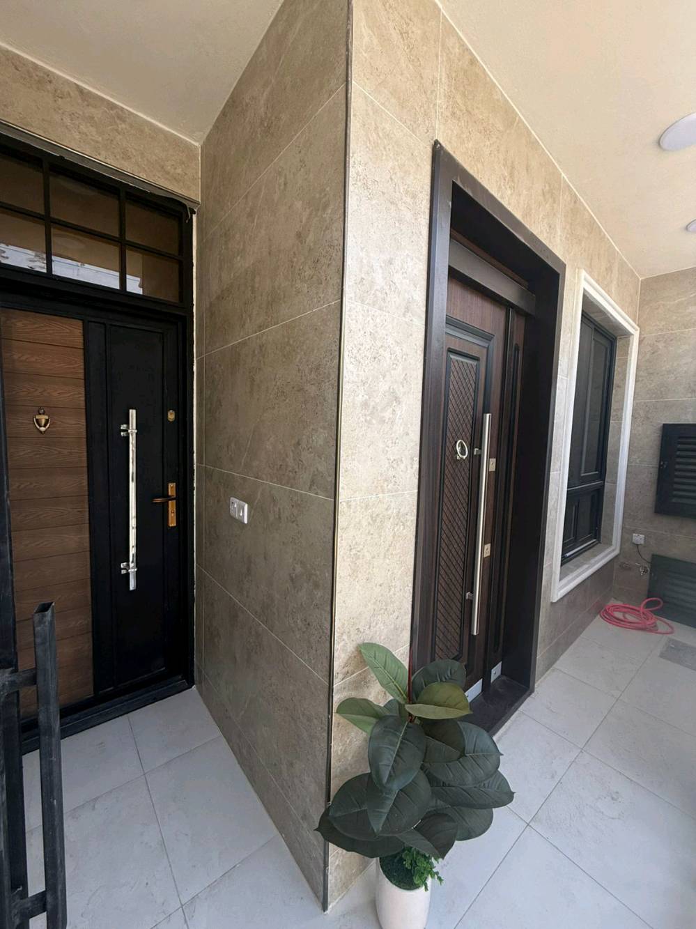 بيت للببع مجمع السلام ١٠٠متر طابقين
ثلاث غرف نوم وحمامات ٢
زيرو قبل اسبوع طلعو العمال منة 
تواثل عالرقم ***********
وين موقعه بالضبط داخل مجمع السلام؟ يعني أي قطعة/شارع/قربه من شنو حتى يسهل على المشتري يوصله؟: 
البوعيثة اول فرع بعد السيطرة