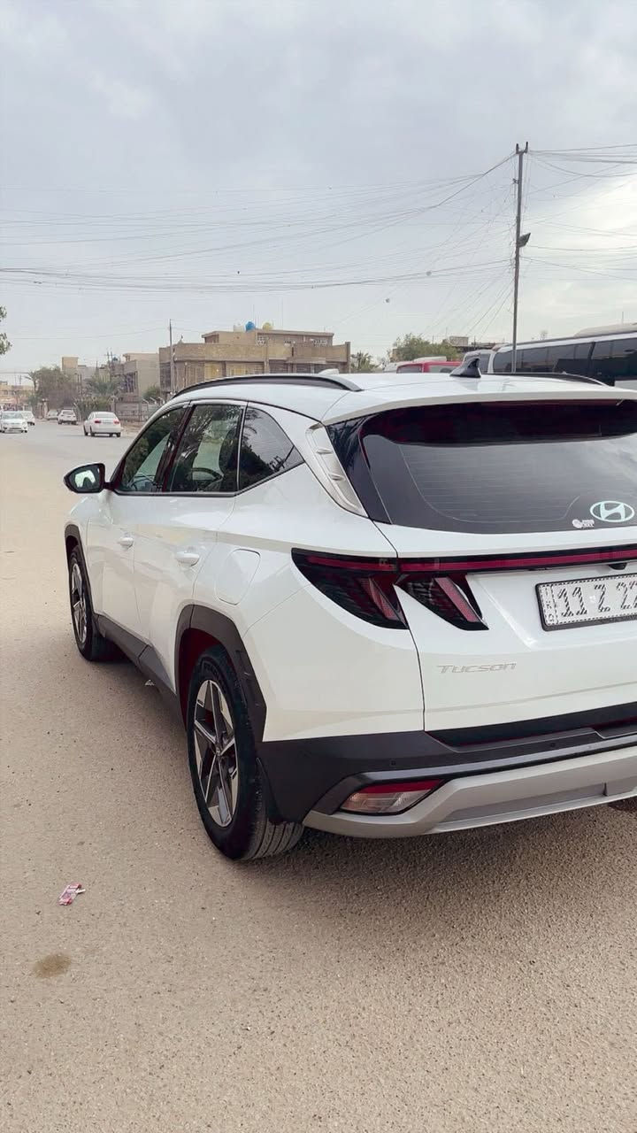 سلام عليكم توسان موديل 2024 شكل الجديد سياره فول مواصفات من عده بنراما فول الاخير 
6 كمرات 360 درجه 
كشنات كهرباء 
داخل سماكي 
ترحيب بصمه 
تشغيل عن بعد 
شاشه منتصله 
جنطه كهرباء و شاره ترحيب 
بصمه سياره سمارت 
رقم بغداد ثاني يوم التحويل 
سياره وارد كوري محرك 1600 تيربو محرك و كير كفاله 
تبديل جاملغ و الباب جهت اليمنه نفس ألون  
السعر 189$ و بيها مجال حق الجيه فقط 
عنوان سياره بغداد البلديات رقم الهاتف ***********
