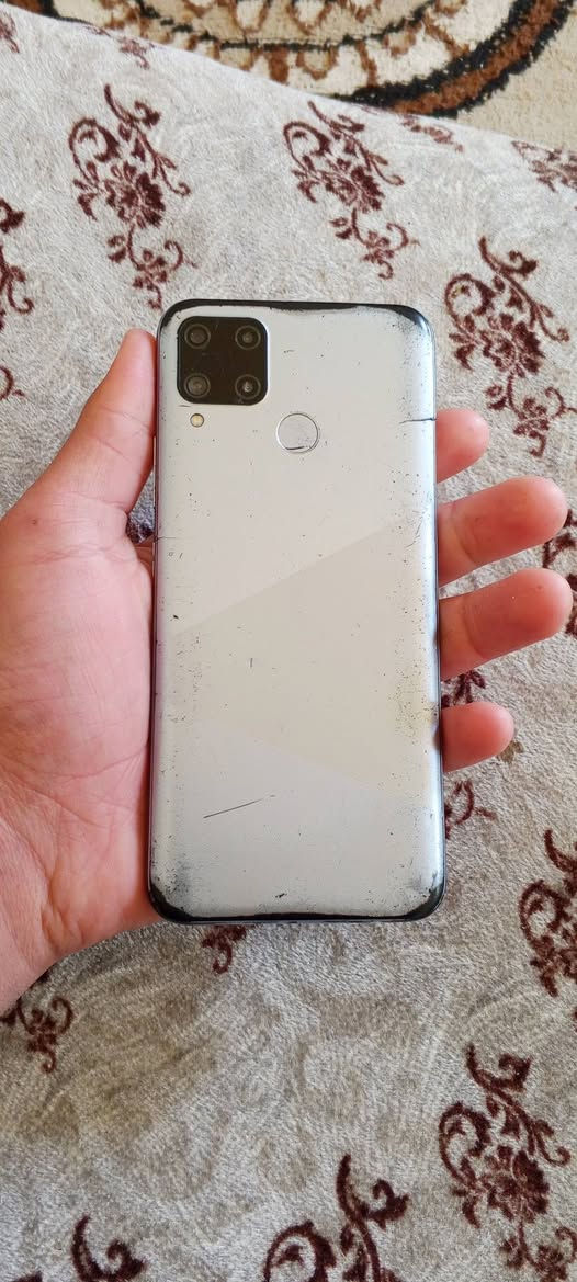 سلام عليكم موبايل للبيع الموبايل ما مفتوح بس الشاشه بيهه خطوط ول ذاكره 128سعره 35وبي مال هاذه رقم الهاتف ***********
