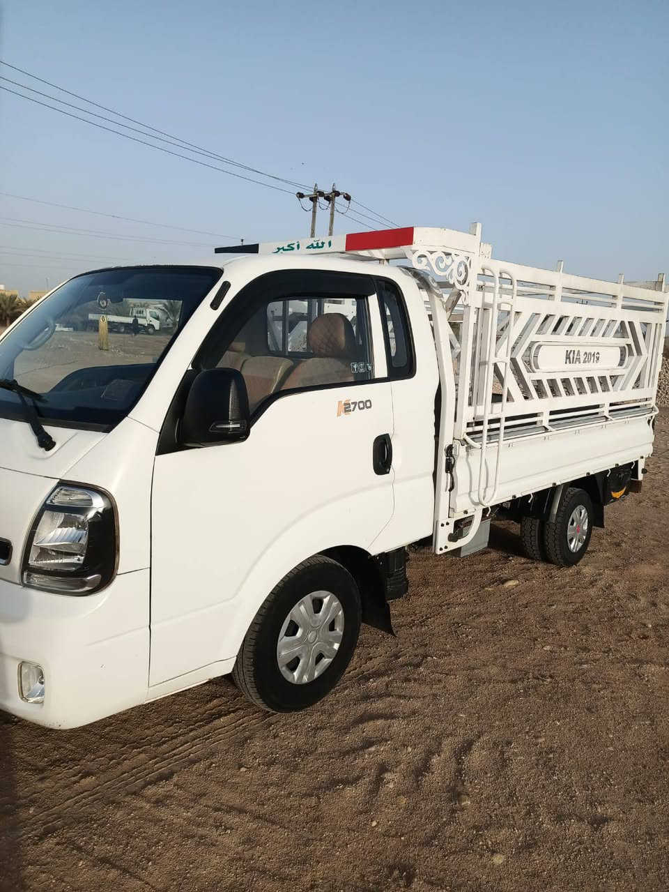 السلام عليكم سياره كيا حمل بنكو للبيع
سياره موديل 2020 مكفوله كفاله عامه ماشيه 140الف 
محرك كير حداديه تبريد كهربائيات خير من الله
رقم بصره الماني سنويه تنتهي 2026بشهر3 مداورثاني يوم مكان السياره ذي قار قضاء كرمت بني سعيد سعر 135وبيه مجال اتصال ***********
