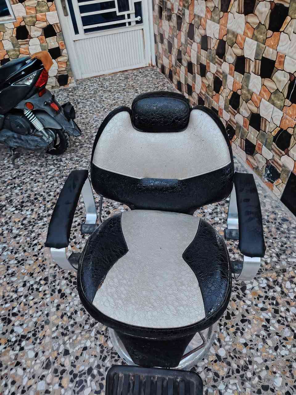 السلام عليكم كرسي حلاقه نظيف شغال مابي اي شي  اريده ب٩٠ وبي مجال مكاني بغداد الشعلة  *********** متواجد واتساب
