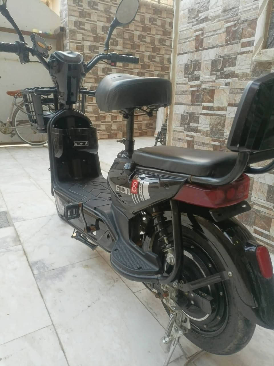 السلام عليكم
دراجه شحن للبيع 
موديل 2025 نظافه 100/100
سويج وبصمه لايت زنون 
السعر 275
المكان نجف 
الحجم 14 
للاتصال ***********
