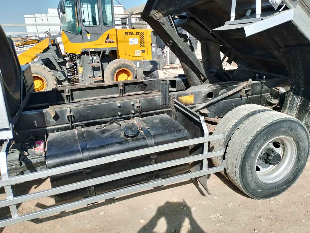 السلام عليكم سياره هينو قلاب للبيع موديل90 سنويه ل27 تخم تاير17,5  رقم بغداد بسامينه مكان شاميه مكلف بالنشر الاستفسار على الرقم***********
