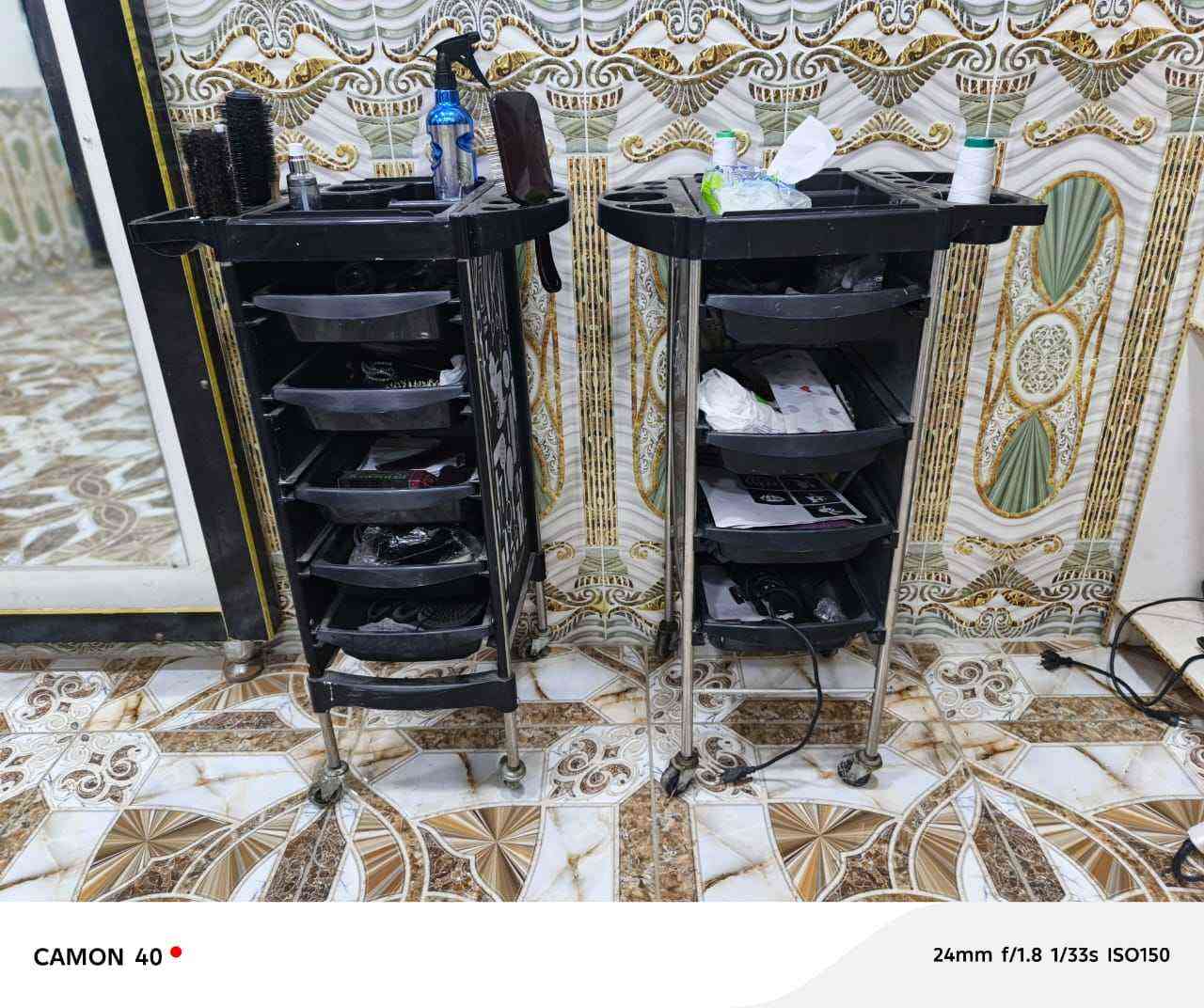 للبيع بداعي التجديد.. طقم صالون V.I.P كامل مع معدات البشرة (فرصة لا تعوض) ✨
​لعشاق الفخامة، معروض للبيع تجهيزات صالون حلاقة/تجميل مستخدمة بحالة نظيفة جداً كما موضح في الصور:
​كراسي حلاقة ملكية: جلود نظيفة مع زخارف ذهبية تضفي فخامة، مريحة جداً.
​مرايا وديكور واجهة: تصميم فخم، جاهزة للتركيب فوراً.
​جهاز هيدرافيشل هيدراكسي المطور: جهاز تجميل/تنظيف بشرة متكامل وحديث، شغّال وبحالة ممتازة.
​عربة أدوات عملية: لترتيب المعدات وسهولة الحركة.
​الأغراض نظيفة جداً وجاهزة لبدء العمل فوراً. البيع للجادين فقط.
الموقع: البصره - الزبير .] | للتواصل: ***********
يوجد توصيل لداخل الزبير مجاني *** الزبير, البصرة
