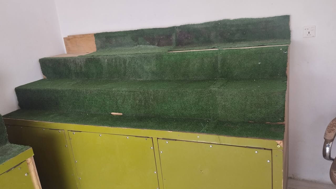 سلام عليكم عندي رفوف بلوك للبيع درجه اولا +ميز وكرسي للاستفسار اتصل على الرقم ***********
