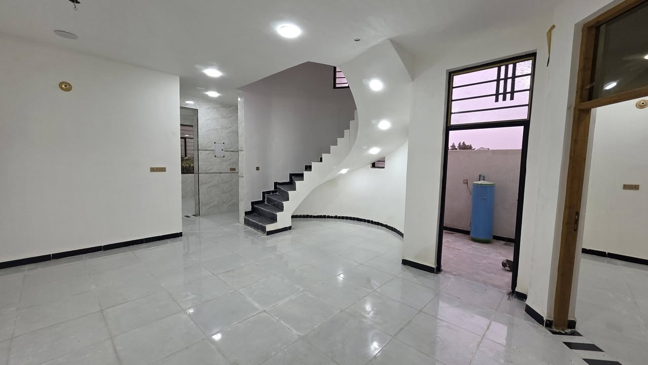 سلام عليكم بيت للبيع زراعي مرقم مساحه ٢٣٠ م ركن كوت حي الحكيم شارع الوائلي  يقع على ساحه ،  تفاصيل البيت بناء طابوق يحتوي على غرفتين نوم وصاله ومطبخ وستقبال كراج وحديقه صحيات داخليه وخارجيه السعر ٨٨ وقابل للتفاوض للاستفسار مراجعه دلاليه احمد السعيدي عنوان المكتب قرب معرض حسينيه بيت الخليفه للتصال  *********** او  واتساب ***********
