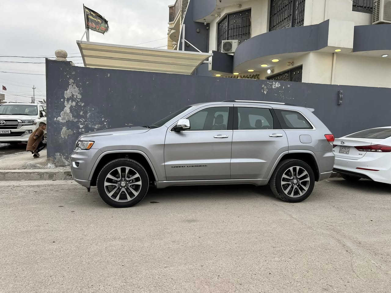 السلام عليكم 
للبيع فقط جيب كراند شيروكي 
مديل 2018 اوفر لاند جكات 
فول الفول 
بنراما 
تدفئه تبريد كشنات 
شاشه كبيره
جنطه كهرباء 
كشنات كهرباء 
بدون حادث 
دعاميه وشويه بل جاملغ الامامي الايمن 
بدون ايرباك 
ماشيه 88mil
السعر ٢٤٠$
مكاني بغداد الكرخ
وبيه مجال بسيط 
للاستفسار الاتصال ع الأرقام
***********
***********
ابو يمان
