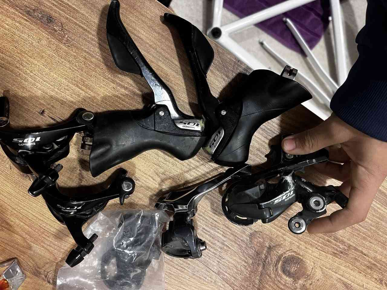 فريم المنيوم محور لون ابيض وماشة كاربون وستيرن
كاربون ب١٦٠ الف والسستم ١٠٥ منوع بي ٧٠٠٠ وبي 

٥٨٠٠ عدا صينية بعد اكو دشلي وزنجيل ممصورهن  ب٢٦٠ الف  
مكان بغداد
***********
سعر الفريم ١٦٠ والسستم ٢٦٠
