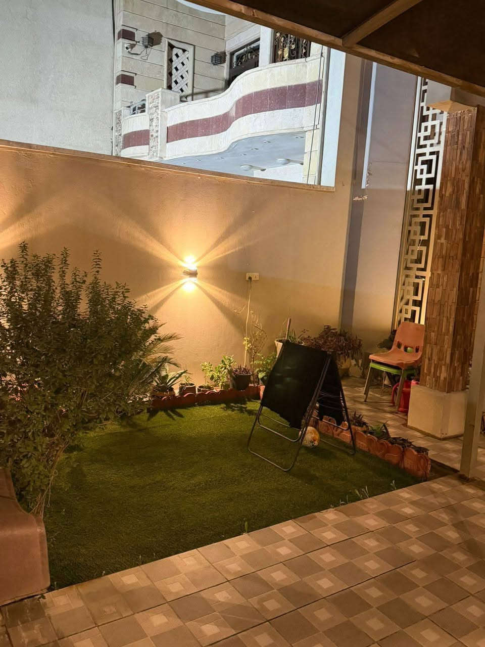 من رخصت أخوية الأدمن عندي ٢٠٠م لبيع واجة ٦.٦٠م نزال ٣٠م بي بناء 2024-2025 كراج حديقة صالة حولي جلسة خدمات غرفة نوم طابق الثاني ٣نوم وخدمات طابق الثالث غرفة بيتونة وسطحين بيت جديد بناء درجة أولى القاهرة الضباط قريب كلية الإمام جعفر الصادق قريب على شركة طلباتي 
الاستفسار على رقم 
***********
