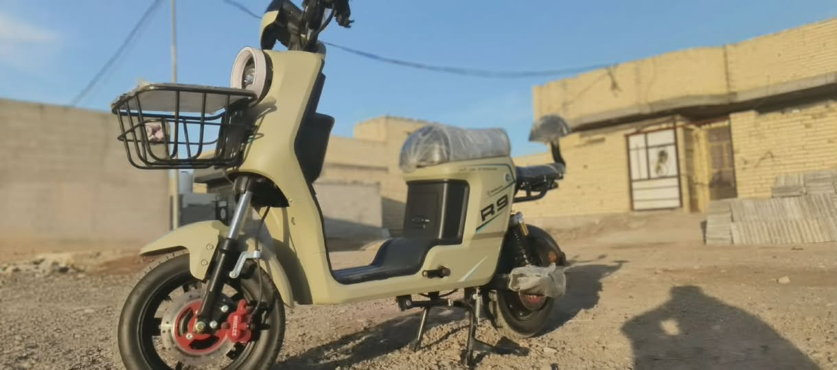 السلام عليكم R9 
مَــوديل .. 2026 ونـلي 
فول مواصفات 
3 انظـمة تشـغيل
كارت وسويج وبصمه
نظـام R 🔅
4 نـمـر 
سرعـه 120
دبل اشاير 
زوج مرايات 🫟
5 بـطاريات 🪐
سعرهـاا 450 بيها مجال بيع مستعجل
*********** مكانها بغداد سبع قصور
