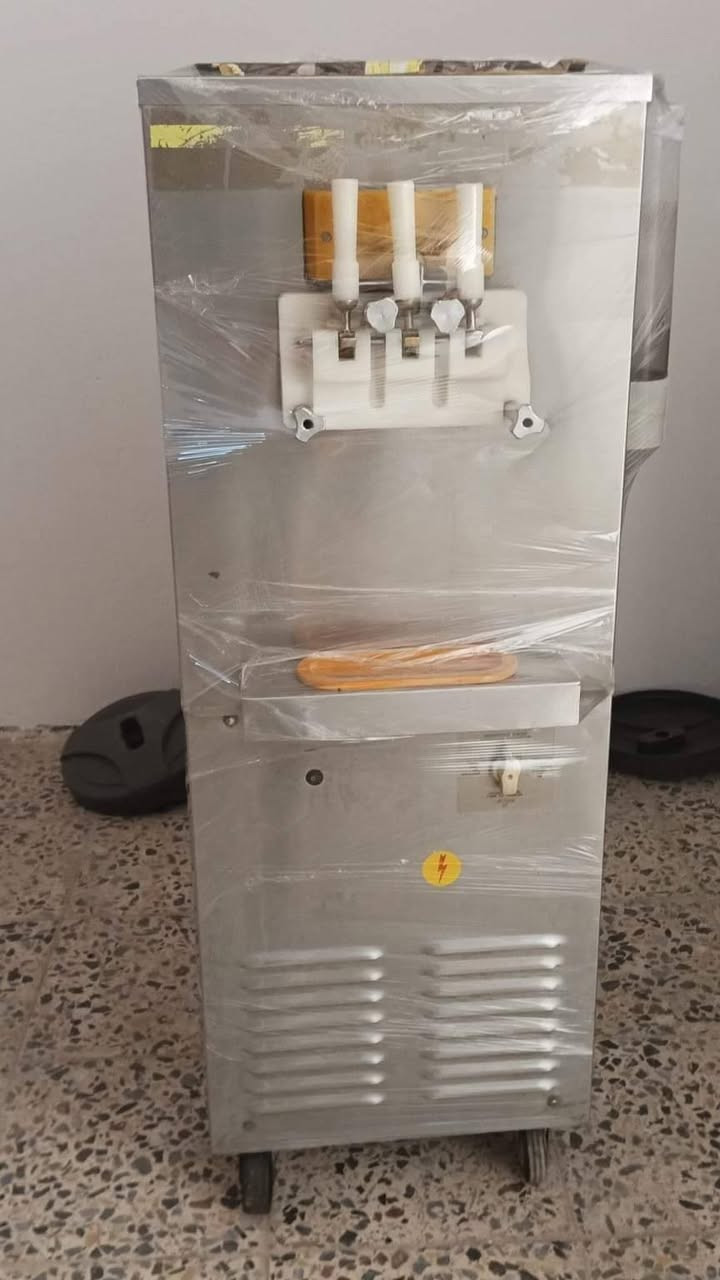 السلام عليكم.
للبيع ماكينة سوفت كتبريگا ايطالي المنشأ
 نظام التبريد شلال ماء
 ثري فيز والكمبريسر عامودي 
مع فاترينة وشلال كامل
عالفحص مكانها بغداد قرب سيطرة الشعب. 

السعر ١٧ ورقة وبيها مجال حق الجية. 
يرحم والديكم الموشراي لا يتصل .... 
***********
