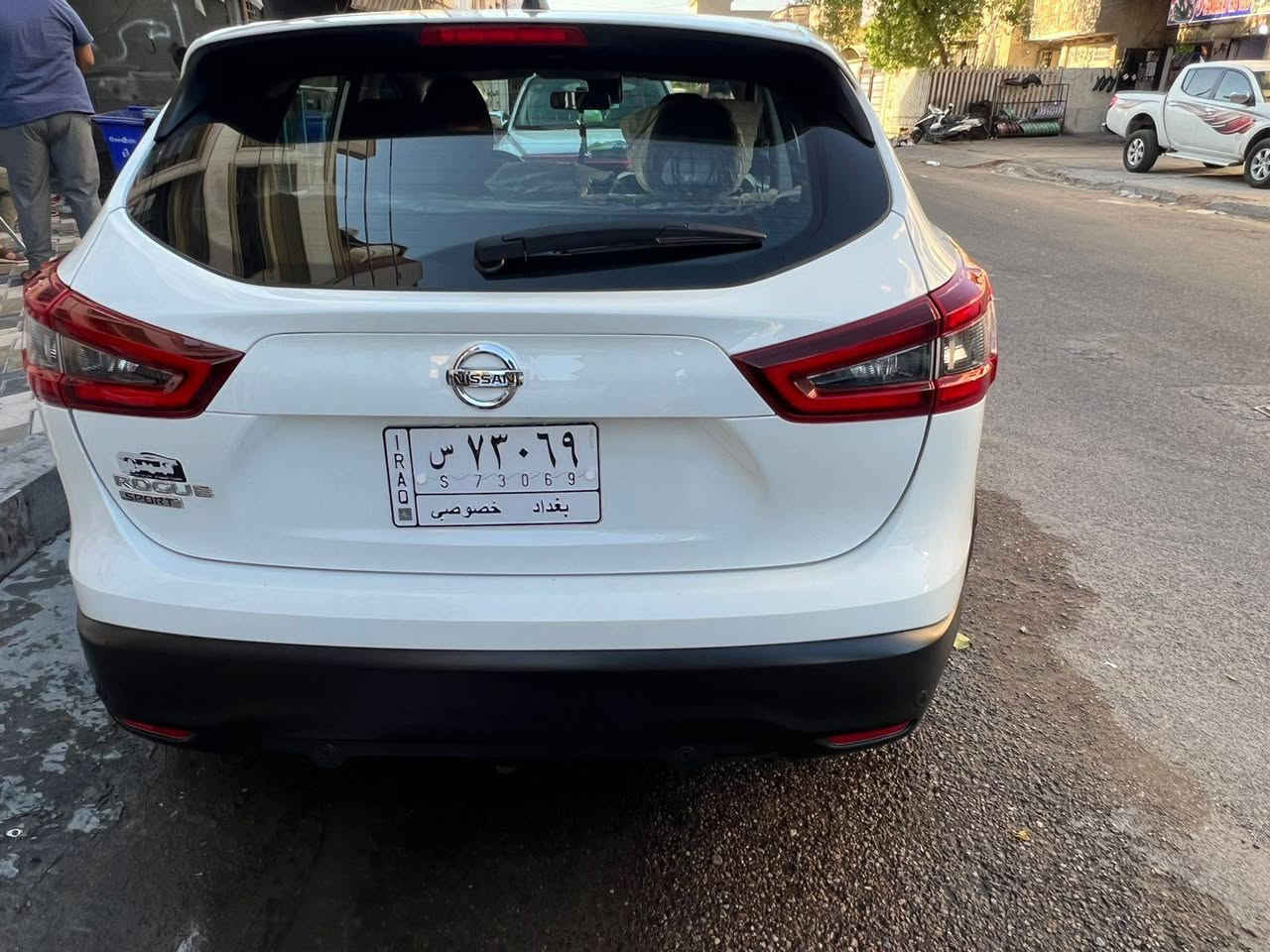 السلام عليكم 
نيسان روج موديل 20 سبورت 
محرك 2000 
3 انضمه قياده 
قطعتين تبريد 
رادار 360 
حساسات اماميه خلفيه 
كامرا  +شاشه كبيره 
النقطه العمياء 
تنبيه تغيير مسار 

وارد أمريكي.  حادثهه فقط صبغ البنيد   

***********. واسط الزبيديه
