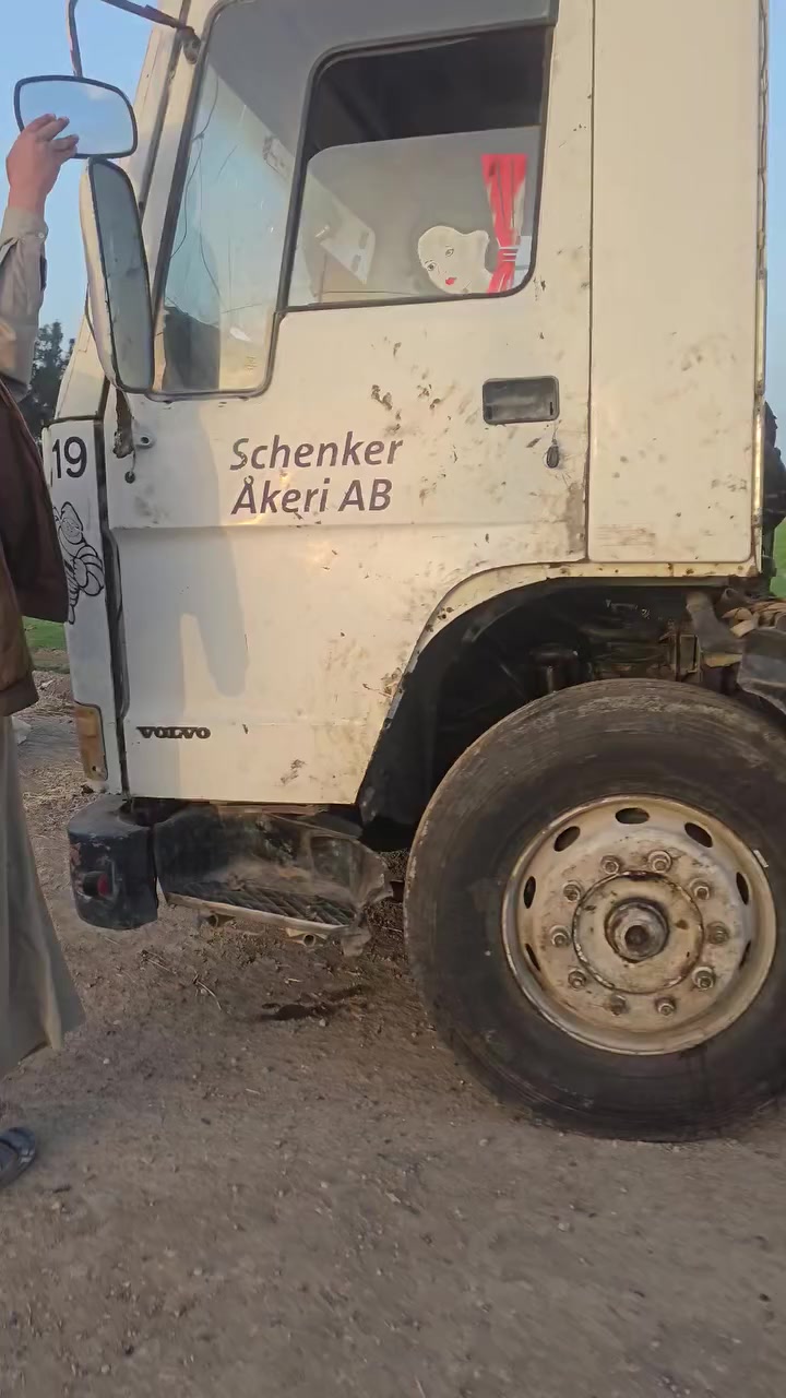 السلام عليكم فالفو موديل 1996 بم ونوزل السياره جاهزه من كلشي والكشر قناعه شخصيه مكانه بابل حله ناحيه النيل ***********
