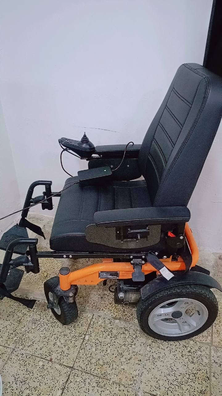 كراسي متحركة عدد اثنين مستعملات شي قليل  واحد كبير والثاني ازغر بقليل يتحمل اوزان من 120كيلو الا 150كيلووو،،،،،
سعر الكبير 400الف
الصغير 350الف
للتواصل***********
