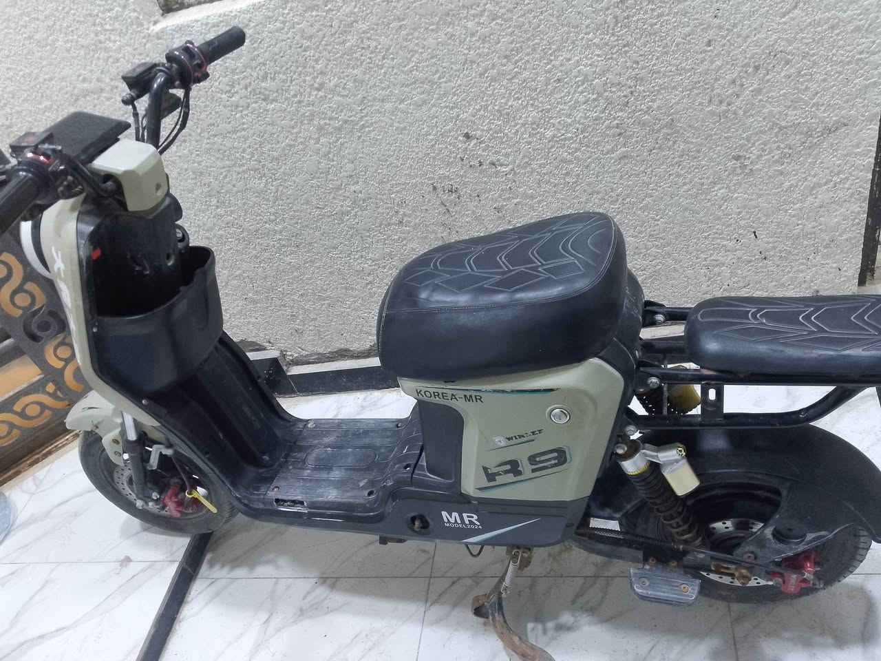 السلام عليكم دراجة شحن للبيع أر 9 نظيفة بطاريت جدد ما بيها اي نقص بيع مستعجل السعر 250 العنوان البصرة شط العرب الرقم ***********
