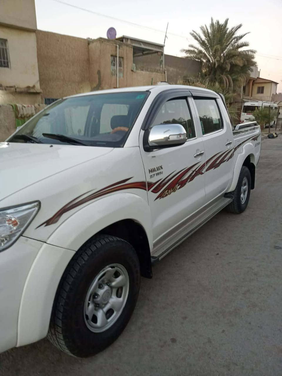 سلام عليكم سياره تويوتا هيلوكس سياره مديل 2012 مبايهة صبغ بيعة بارد قليل وموجود السونار تخم تاير ومكينة جديدة رقم الهاتف ***********
