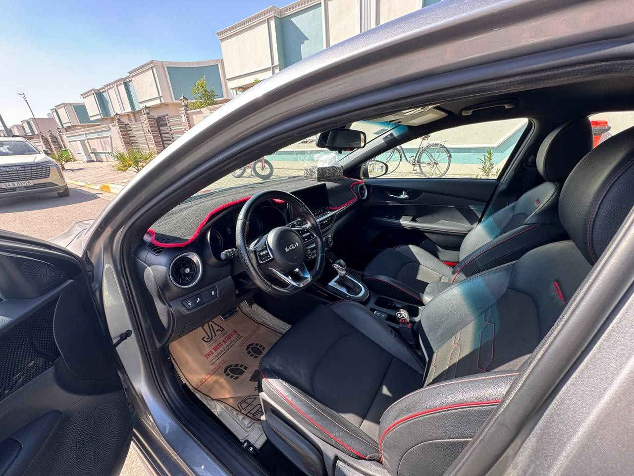 كيا فورتي ٢٠٢٣
لون سلفري 
وارد امريكي
ويل كب رياضي 18 ابو الخط الاحمر 
رادار امامي وخلفي وجانبي
محرك 1600تيربوا رياضي
تشغيل بصمه 
تشغيل عن بعد 
شاحنه واير لس
اشاره في المرأة الجانبيه
شفت ستيرن 
اوتوا هولد
ايقاف ذاتي
مثبت سرعه
مانع انزلاق
تبريد قطعتين امامي وخلفي
شاشه 9انج
كشنات جلد 
علامه جي تي متعددة اللوان
سايدبريك كهرباتي اوتوا 
سستم صوت
ديل كزوز عريض
ضربه خفيفه في الدعاميه بدون ايرباك السيارة مكفوله من الصبغ عدا الدعاميه 
الاماميه 
فول مواصفات عدا الفتحة
للتواصل والاستفسار
***********
