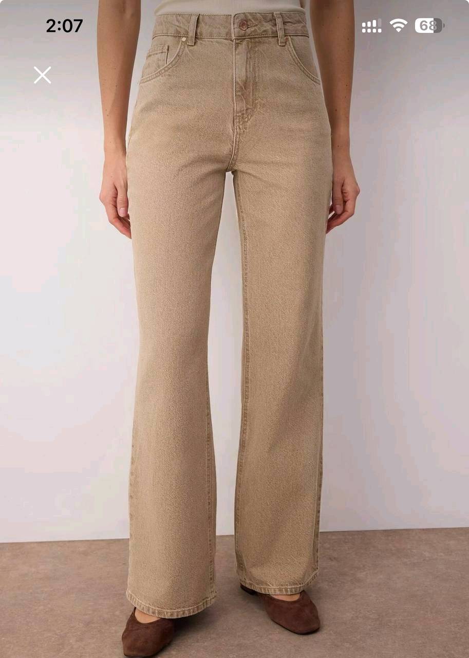 بنطلون جينز بيج أنيق بقَصة واسعة يمنحك إطلالة كلاسيكية وعصرية في نفس الوقت. مناسب لجميع المناسبات، مصنوع من خامة عالية الجودة لضمان الراحة والمتانة. المقاس المتوفر: 42 (EU).