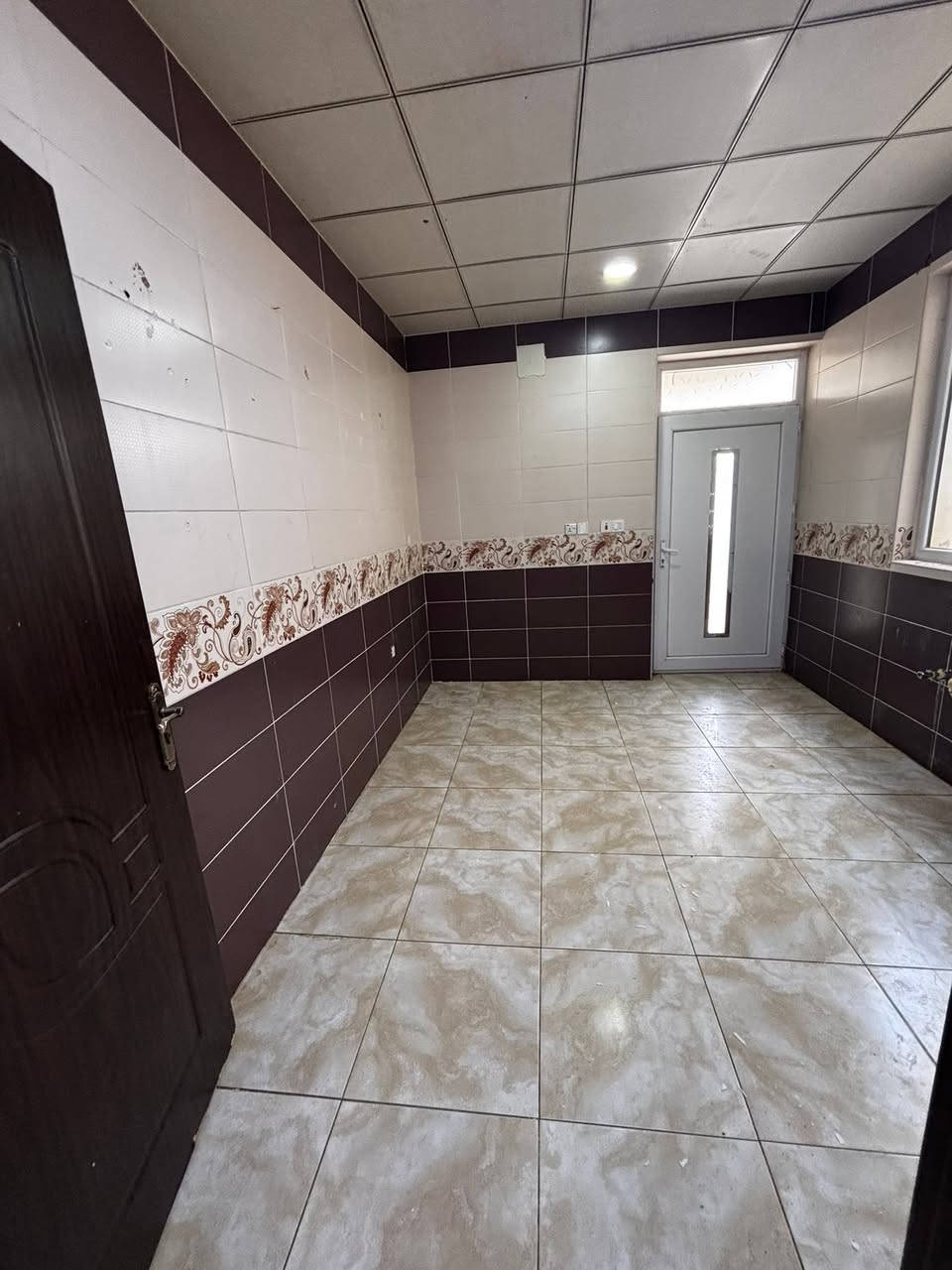 � إعلان للإيجار – فرصة مميزة للسكن الراقي

🏡 بيت للإيجار في مجمع لانة ستي 

✨ يتميز الموقع بالهدوء والأمان داخل مجمع متكامل الخدمات، حيث يوفر بيئة مناسبة للعوائل مع بنية تحتية حديثة وخدمات متكاملة مثل الحدائق، المدارس، الأسواق، ومواقف السيارات  

🔹 تفاصيل العقار:

* عدد الغرف: (4)
* عدد الحمامات: (3)
* صالة + مطبخ
* حديقة / كراج  

💡 مميزات إضافية:
✔ كهرباء وماء متوفرين 24 ساعة
✔ منطقة آمنة ومخدومة
✔ قريب من الأسواق والخدمات
✔ مناسب جداً للعوائل

💰 السعر: (مناسب جداً )

📞 للتواصل: ***********

