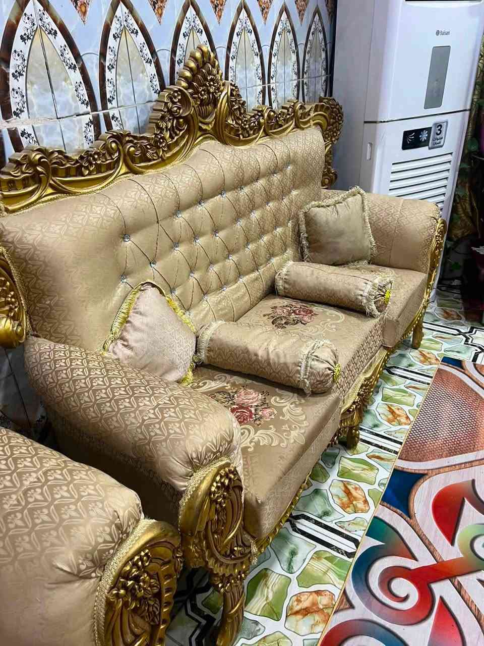 تخم ملكي عشر مقاعد مع ثلاث طلات اخو الجديد ب٥٠٠ وبي مجال بسيط ***********
