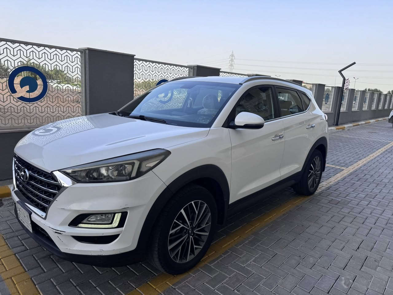 هونداي توسان خليجي 2019
فول عدا البانوراما 
بصمه
حساسات أماميه خلفيه
لايت متحرك
شحن وايرلس 
مري شفط
كشنات جلد 
وباقي المواصفات المعروفه
بيها صبغ مقدمه البنيد فقط اقل من ربع
بدون دواخل ولا ايرباك 
ملاحضه اخوان السياره عليها غرامه مليون ونص  تخصم من. قيمه السياره 
تحويل مباشر 
السعر 182
***********
بغداد حي الجهاد
