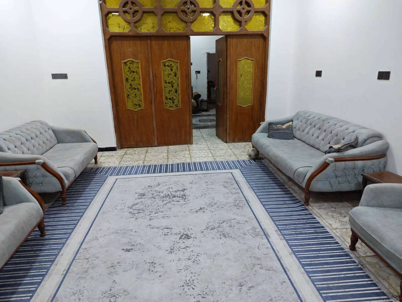 دارللبيع ورديه خارج شارع مستشفى الكفيل السايدين قرب مدرسة دجله. عرض الشارع15م . طابق واحد غرفتين نوم . رقم الدار36/334 بناء نظيف . السعر155وبي مجال .. كافة الخدمات/مكتب عالم العقار***********.

