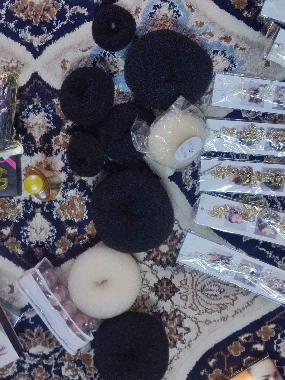 السلام عليكم خواتي جان عندي صالون نسائي عزلتو عندي غراض لبيعه
صبغ شعر عدد 18 سعر القطعه 2000
تاج شعر عدد    3.  سعر المجموع 7000
شعر طويل  عدد 5 سعر المجموع 5000
عدسه عيون عدد 2 سعر المجموع 6000
ريموش دسته كامل  سعر المجموع 5000
صبغ اظافر عدد 1.  سعر المجموع  5000
صبغ حواجب عدد 1  سعر المجموع 2.50
دهن شعر عدد 1.      سعر المجموع 1.50
قداح مال ملفع عدد 9 سعر المجموع 15000
اظافر و لحيم عدد 5.       سعر المجموع 5000
طوقه مال شعر اسود عدد 1 سعر المجموع 1000
مقص مال شعر عدد 1.    سعر المجموع 3.50
رقم تلفون الواتساب ***********
