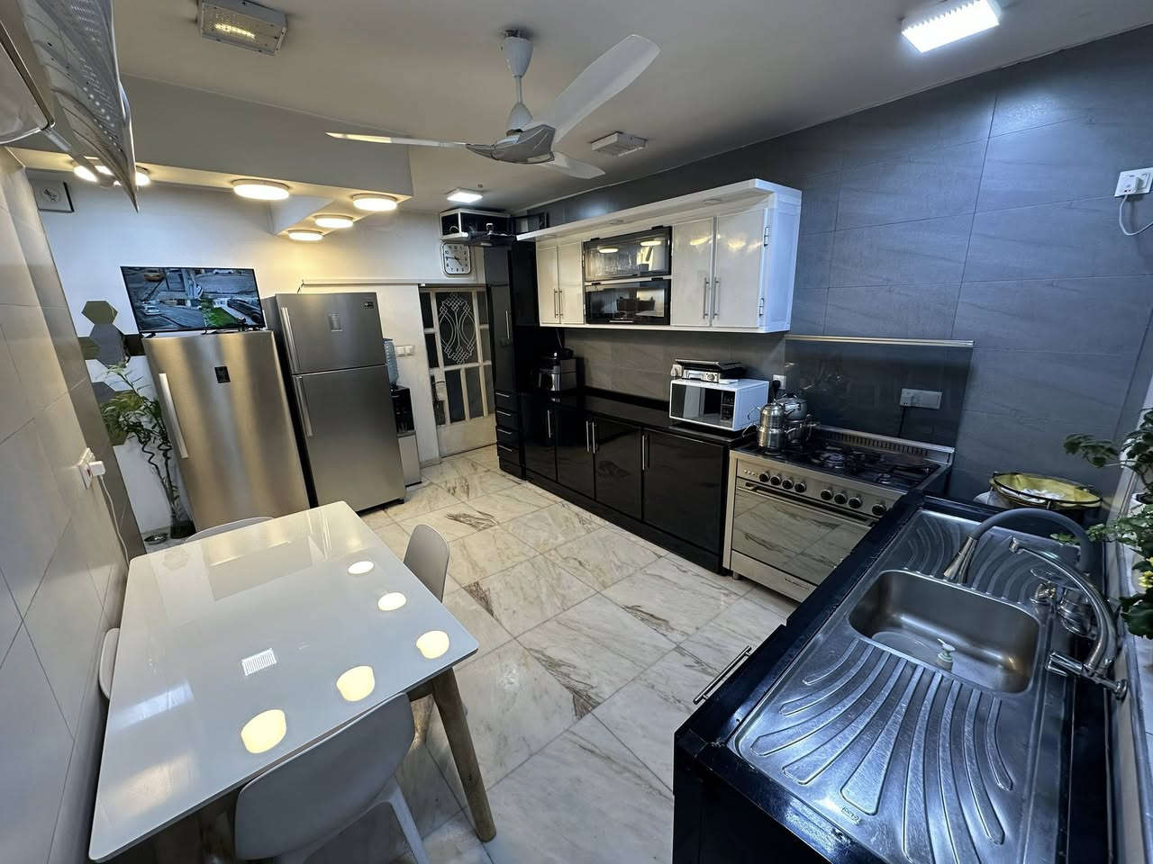 السلام عليكم / بيت للبيع مساحتة 120 متر مربع 6x20 
الطابق الارضي
 كراج كبير وحديقة وحمام خارجي مدخلين صالة ومطبخ 
الداخل مدخل صالة ومطبخ مفتوح وحولي درج وخدمات وترك 
الطابق الثاني
 غرفتين نوم ومخزن كبير في السطح 
ارضية الطابق الارضي مرمر الطابق الثاني بورسلين
السعر 290 مليون بيه مجال بسيط 
العنوان 
بغداد حي المواصلات الثانية 856 
مقابل كباب ابو علي
 البيت اجمل واحسن وأهدء 
فرع بالمنطقى 
التواصل اتصال ☎️ 
***********
