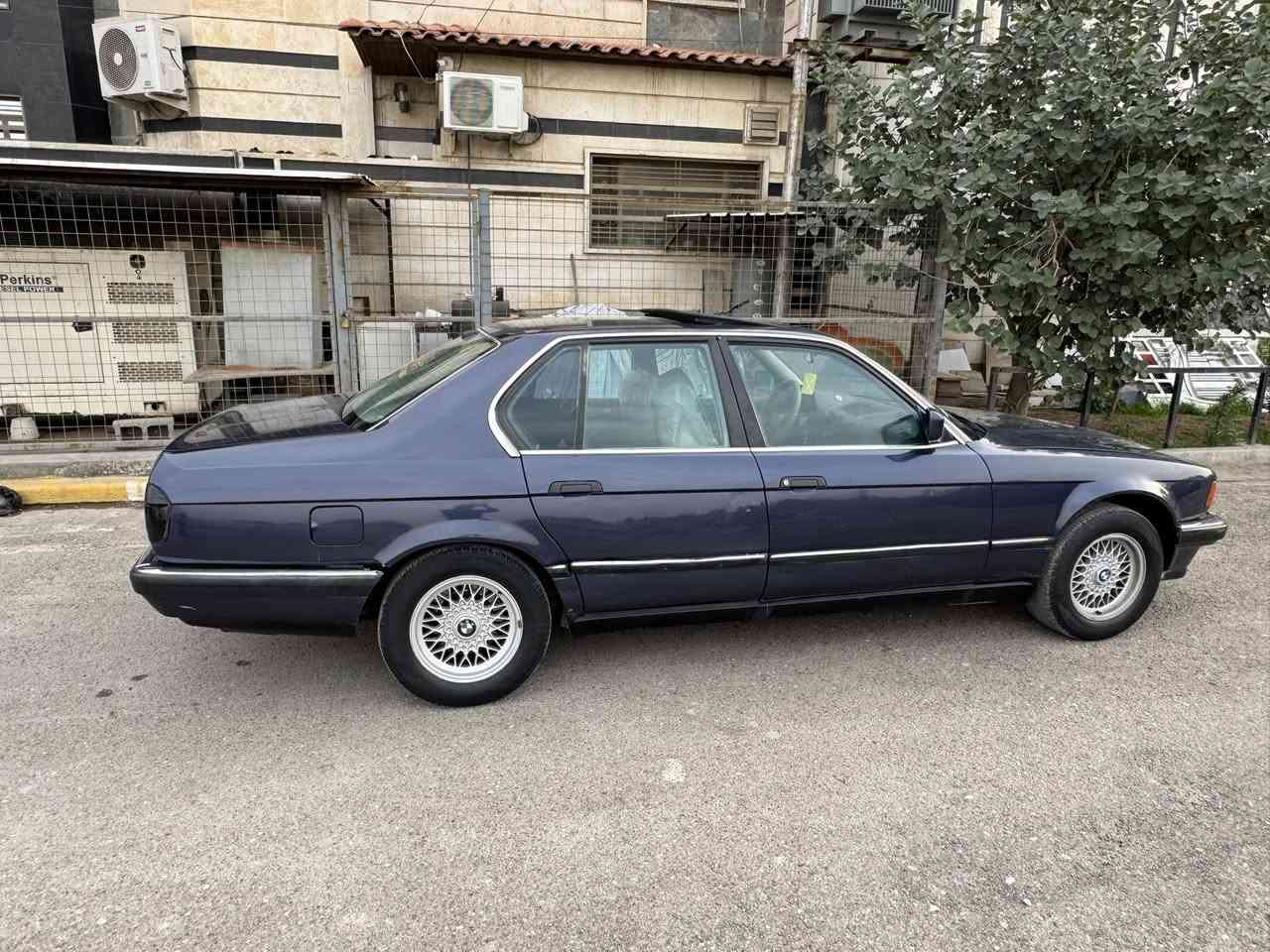 سلام عليكم 

بيئم 735 اصل 

كير مكينه جدد 

تبريد ثلاجه 

فتح سقف كهربائي 

كشنات كهربائي 

جام كهربائي 

لايتات ناصي علي زنون 

صدر خلفي امامي 

تيارات تخم جدد 

مصبوغه جماليه فقط مكفوله من الضربه 

تخم ويل جديد 

رقم دولي جديد ب اسمي 

السعر 50 $ وبيها مجال 

رقم الهاتف ***********
