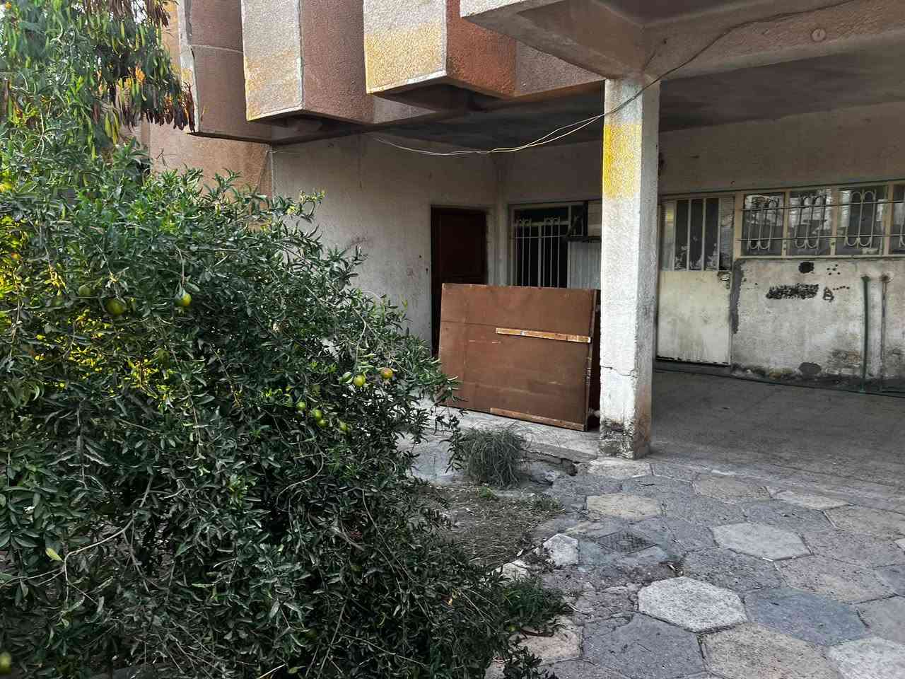 سلام عليكم 
للبيت للبيع مساحه ٣٠٠ متر 
موقع حي زهراء شارع 40 موقع تجاري 
اتصل ع هذا رقم 
***********
