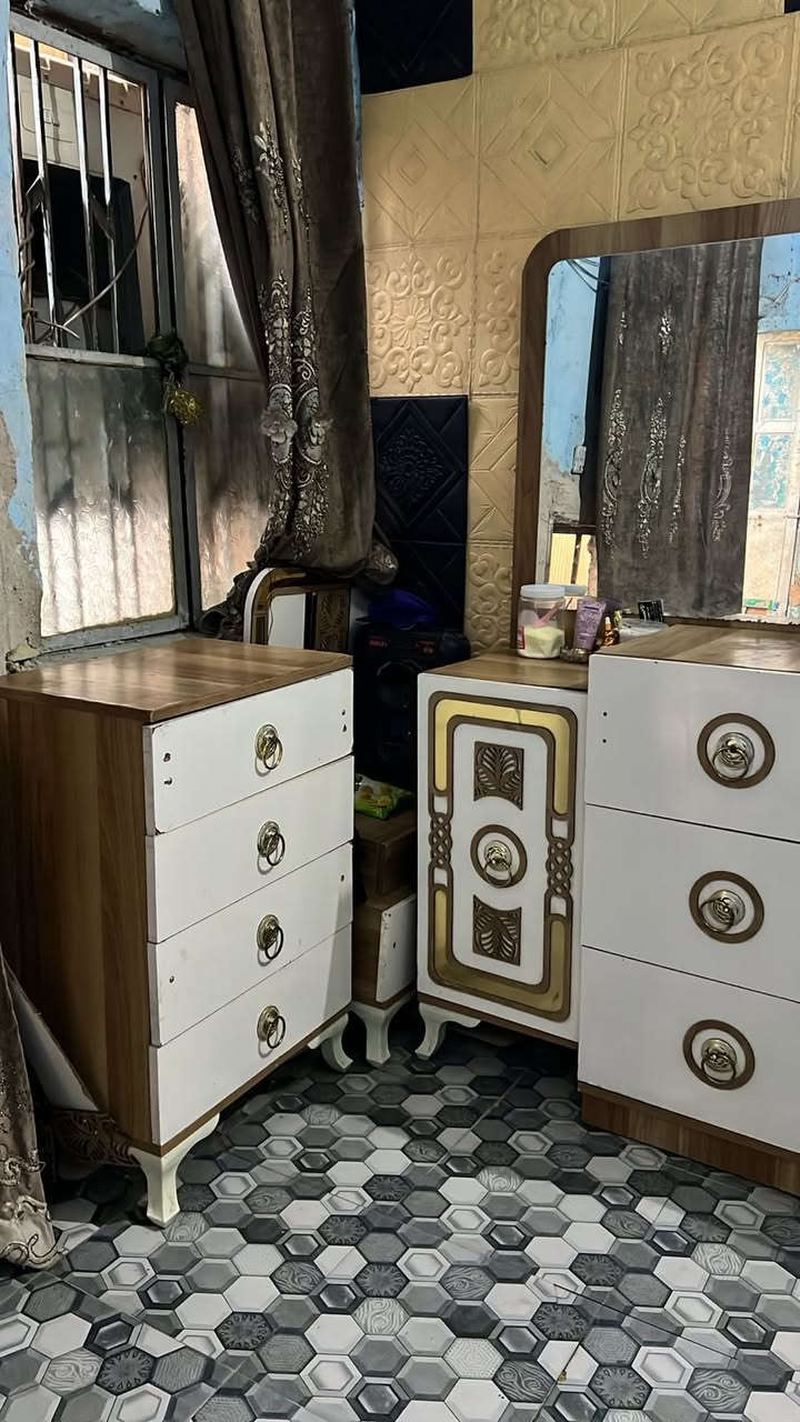إسلام عليكم غرفه أخشاب تركي ٦قطع نضيفه الله شاهد بس جربايه تعبانه وباب 
ميز تواليت ومجر يراد ظب برغي سعر ١٠٠فقل 
***********
