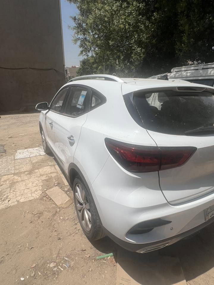 ‏MG ZS 2023
ماشيه 62 الف 
( بيهة طخة صغيرة تتصلح عالبارد بالجنطة)
رقم بغداد بأسمي 
مكان السياره بغداد
فئة النص فول 
مواصفات السياره :
شاشة لمس
اوتو ستوب
كامره خلفية
حساسات خلفية
لد نهاري ليلي 
تحكم استيرن 
ويل كب 
بصمه 
بيها وضعيه السبورت 
تبريد قطعتين 
اشاير بل مري 
بيها بعد مواصفات 
سعر السياره 120 ورقة  
***********
