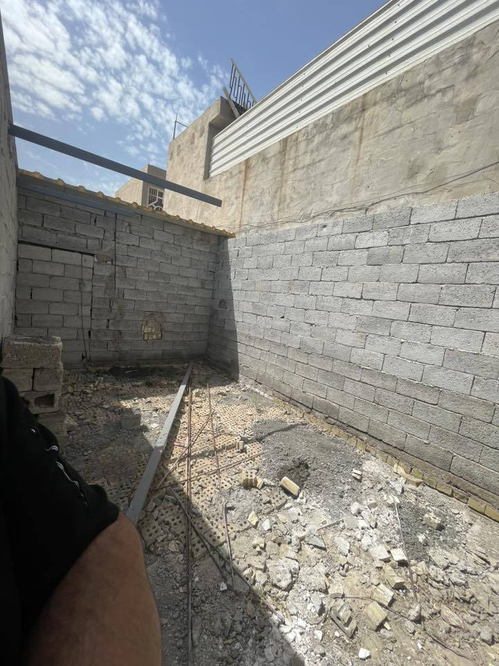 بيت ١٨٠ متر كامل فقط ديوانيه ينردله سقف كامل لبيت مرتب يتكون من غرفتين وصاله ومطبخ وديوانيه  مكانه الكرغوليه سايد الواحد قرب البزل سعره ٤٠ للستفسار *********** سيد منتضر

